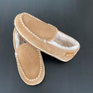 Minnetonka Women’s Tan Moccasin Slippers Size 7